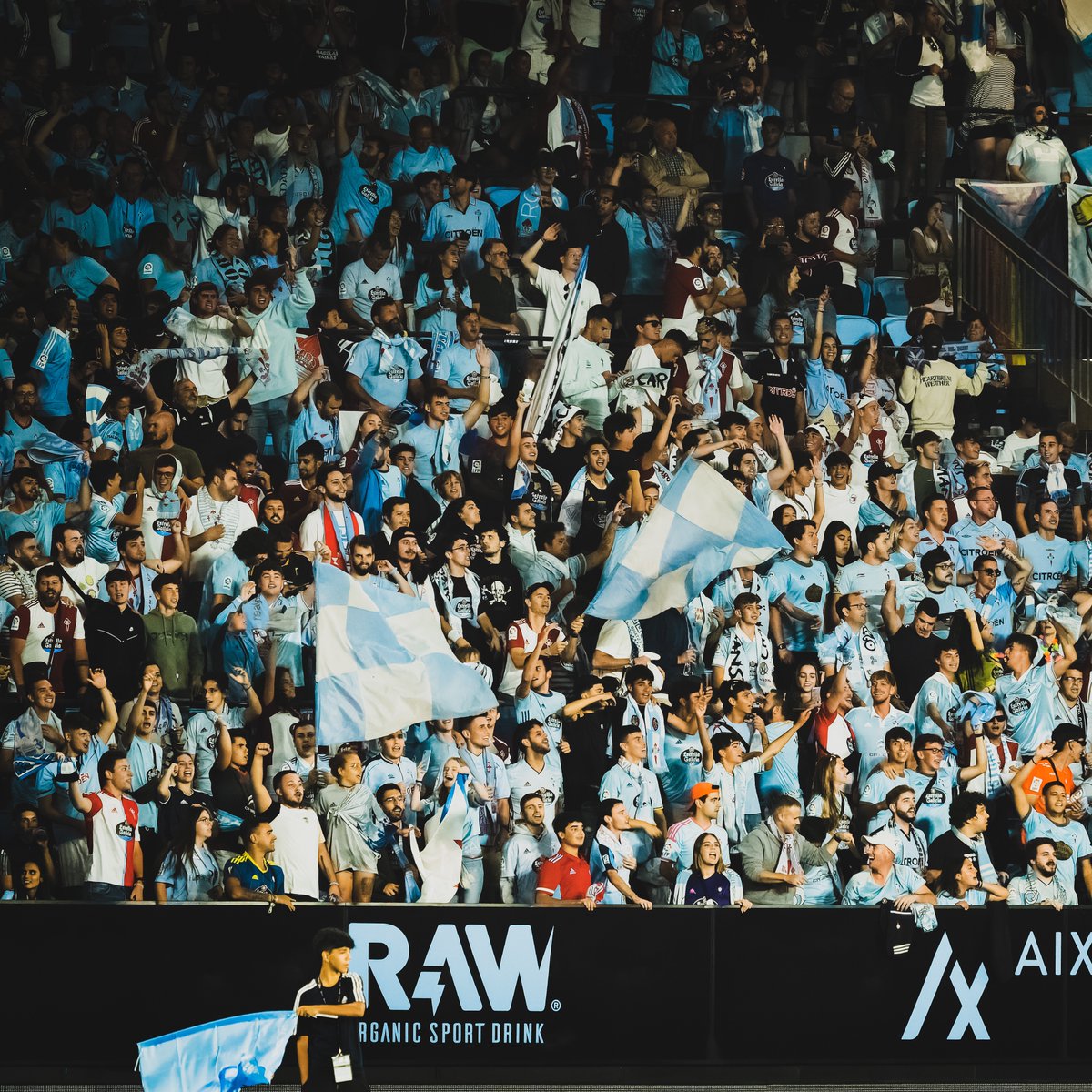 contrepied_'s tweet image. 🚨🧵 Je voulais vous parler un peu du projet du RC Celta Vigo, un projet à la fois communautaire mais aussi tourné vers le monde, avec une approche holistique incroyablement riche.

C’est parti pour un tour d’horizon à 360° de tout ce qui rend ce club intéressant à suivre. 💙