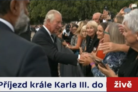 tma_mat_'s tweet photo. Král Karel III. přijel k Buckinghamskému paláci. Vystoupil z vozu, zdraví se s lidmi a přijímá kondolence. Nejde o pózu, zdraví se už asi sedm minut. Tohle asi čekal málokdo. https://t.co/nx2ilptPG8