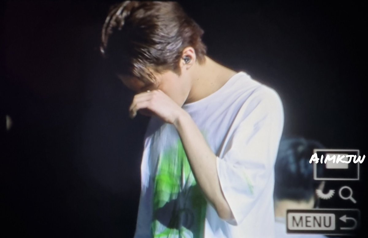 hamsterkoala___'s tweet photo. mark nangis, aku makin nangis 😭🤏🏻#THEDREAMSHOW2_DAY2 #MARKLEE https://t.co/RRCY2efxWN