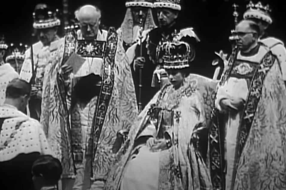 EmmanuelSemo's tweet photo. C’était le 2 juin 1953… le couronnement d’Elizabeth II, événement planétaire https://t.co/FXEAEJ9bXX Via @vlmedia_ https://t.co/cEw9xRJehk