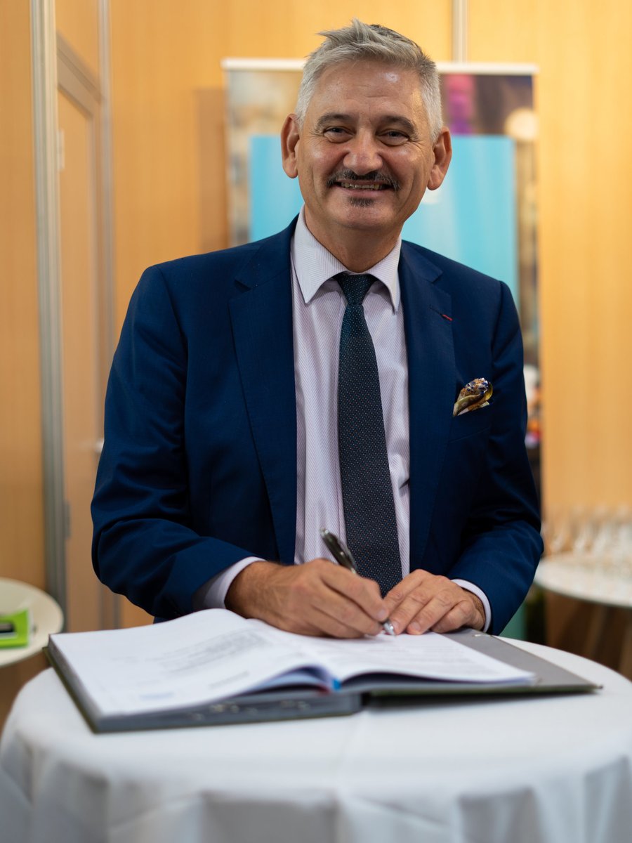 Signature de convention entre <a href="/RA_GrandEst/">Région académique Grand Est</a> et <a href="/engiegroup/">ENGIE</a>. Un partenariat fort pour développer la relation École-Entreprise autour de la diversité des métiers de l'énergie, vecteur d'insertion professionnelle pour les jeunes <a href="/RLaganier/">Richard Laganier</a> @OlivierBrandouy <a href="/acreims/">Académie de Reims</a> <a href="/apprendsenergie/">J'apprends l'Energie</a>