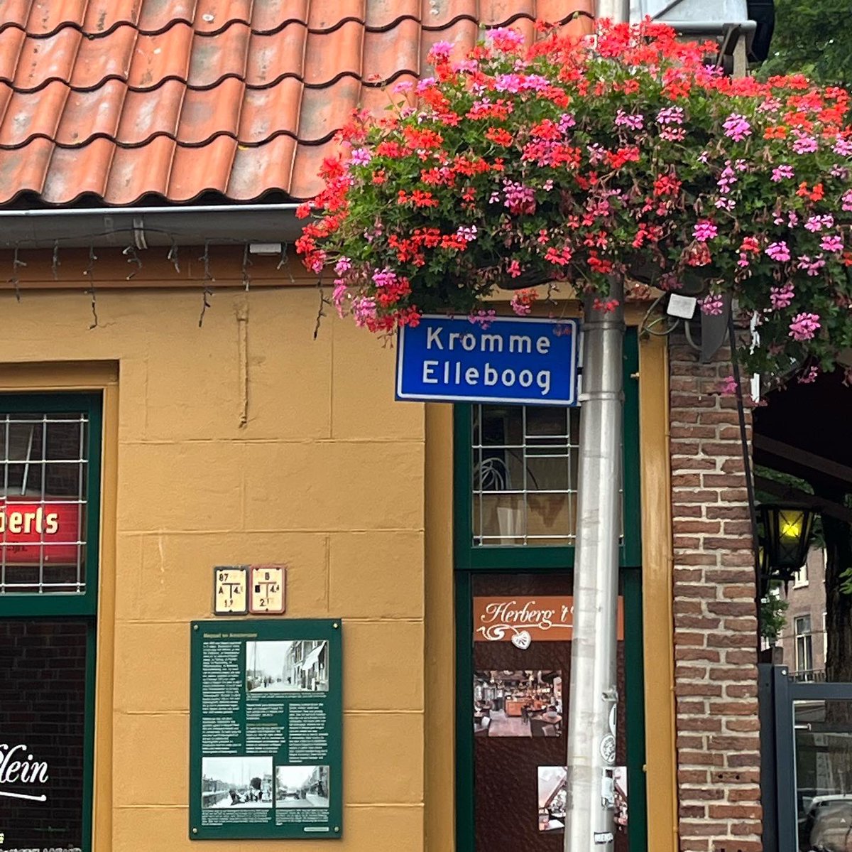 same_geek's tweet photo. Standvastig

Ik houd m’n rug recht
En m’n poot stijf
Hooguit kun je me betrappen
Op een kromme elleboog

#straatnaampoëzie #straatnaam #krommeelleboog #meppel #standvastig #rugrecht #pootstijf #spreekwoordelijk #schrijversvaninstagram #samegeek https://t.co/4bZYndhwsk