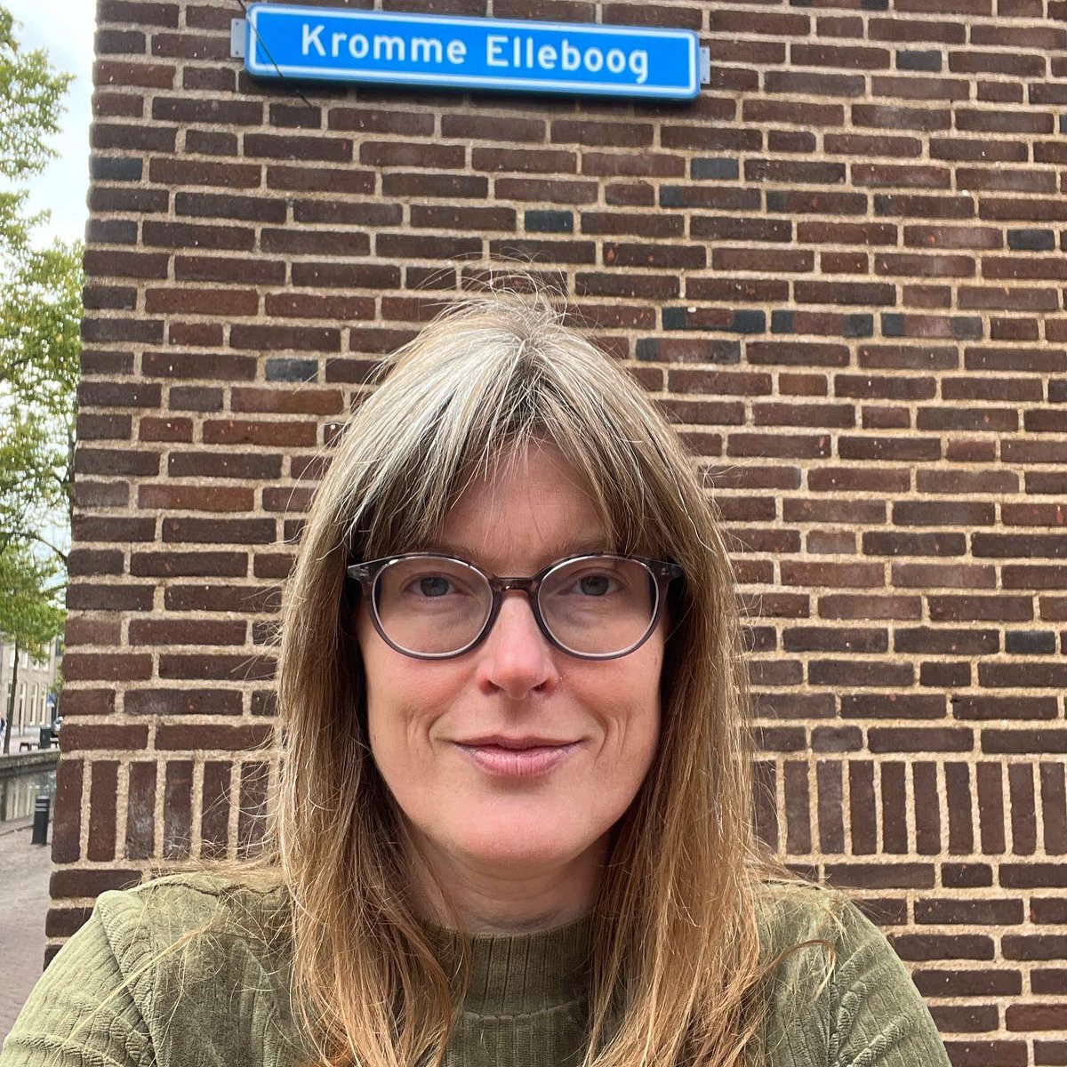 same_geek's tweet photo. Standvastig

Ik houd m’n rug recht
En m’n poot stijf
Hooguit kun je me betrappen
Op een kromme elleboog

#straatnaampoëzie #straatnaam #krommeelleboog #meppel #standvastig #rugrecht #pootstijf #spreekwoordelijk #schrijversvaninstagram #samegeek https://t.co/4bZYndhwsk