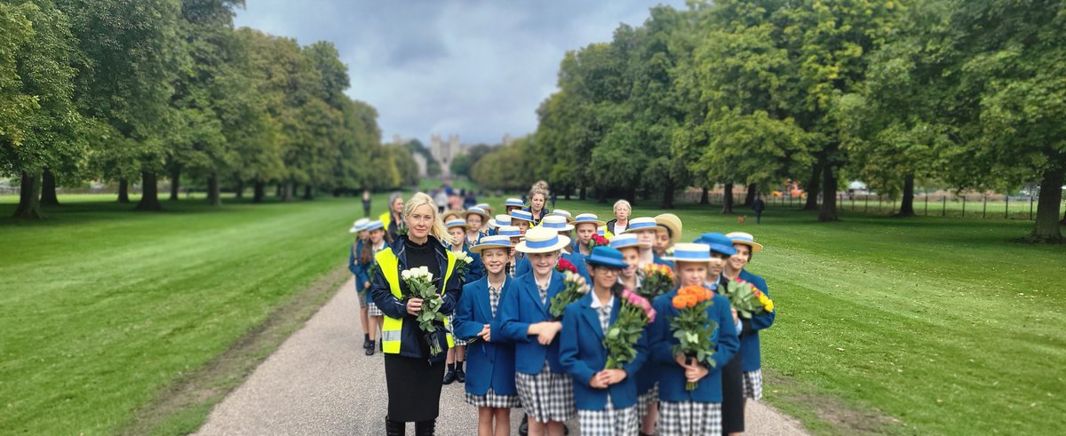 UptonHead's tweet photo. Flowers laid with love, care, pride, and sadness @UptonForm6 @UptonHouseSch We send our love and condolences to @RoyalFamily at this very sad time. In memory of Her Majesty Queen Elizabeth II    Our Deepest sympathies to His Majesty the King @WindsorGtPark https://t.co/Gezs8EVpQS