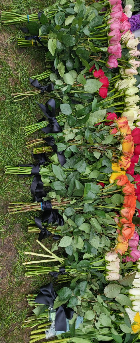UptonHead's tweet photo. Flowers laid with love, care, pride, and sadness @UptonForm6 @UptonHouseSch We send our love and condolences to @RoyalFamily at this very sad time. In memory of Her Majesty Queen Elizabeth II    Our Deepest sympathies to His Majesty the King @WindsorGtPark https://t.co/Gezs8EVpQS