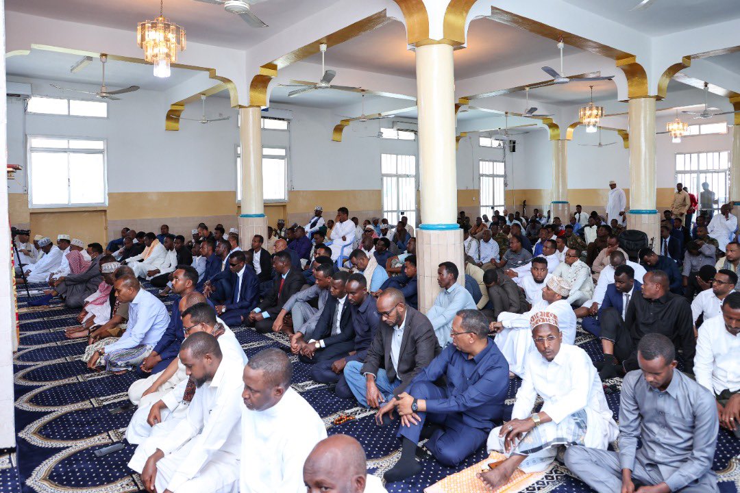 Madaxweynaha JFS Mudane Xasan Sheekh Maxamuud  iyo Madaxda Qaranka oo salaadda Jimcaha ku oogay Masjidka Shuhadaa ee Madaxtooyada, ayaa Alle ka baryeyey in uu ka dalqaado dalkeenna abaarta iyo dhibaatooyinka kale ee ay la tacaalayaan shacabka iyo dowladda Soomaaliyeed.