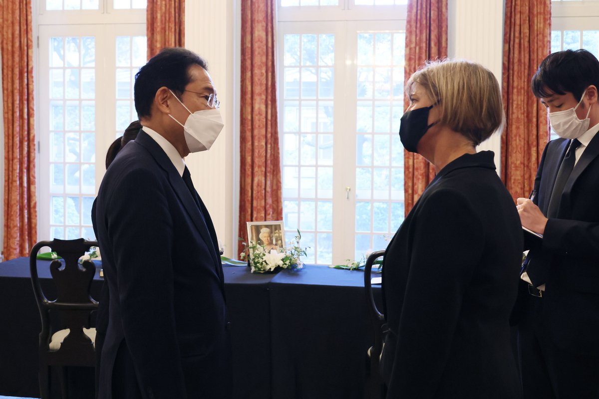 PM Kishida: After hearing the news of the passing of Her Majesty Queen Elizabeth II, I visited the British Embassy to pay my respects and sign the condolence book. The passing of Her Majesty Queen Elizabeth II is a great loss (1/2)