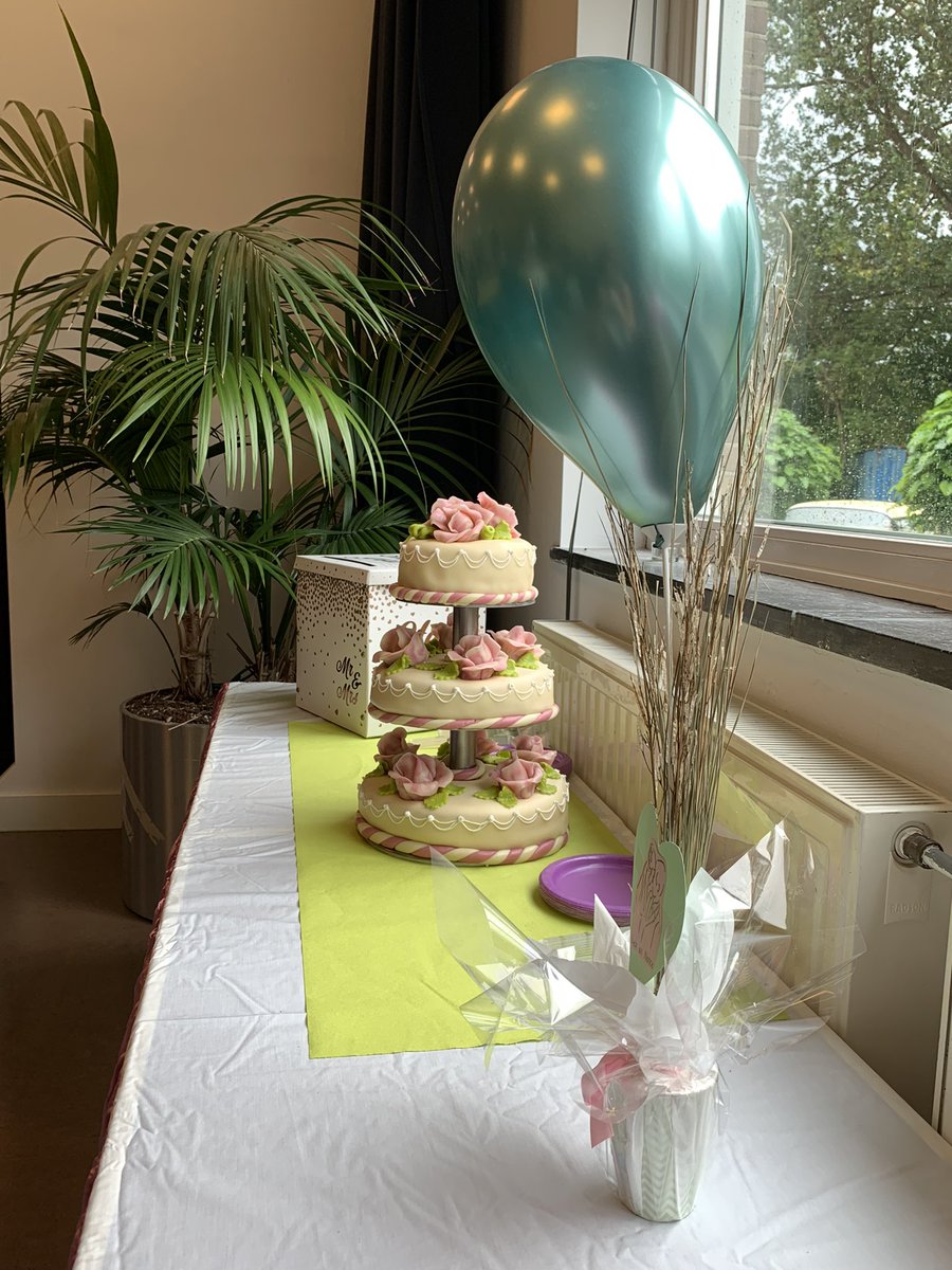 sunnygirlangie's tweet photo. En ze hebben hier… TAART 🍰. Bruidstaart is echt de lekkerste taart die er is 😄. Heerlijk!!!#bruidstaart #huwelijk https://t.co/FMBvD6dGX4