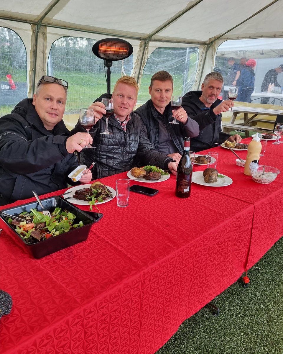 Topp 5 
Uppákomur á Malbikstöðinni að Varmá 2022.

1.Nudd (auto fyrsta sæti, þægilegasti leikur sumarsins)
2.Heitir pottar (Lyngbyyyyy)
3.Klipping hjá LindalCutz (🐐)
4.Steik og rautt
5.Vító hjá 5kvk og 5kk

Thank you for your service <a href="/maggimar/">Magnús Már Einarsson</a> og <a href="/hannasimonar/">Hanna Símonar</a>