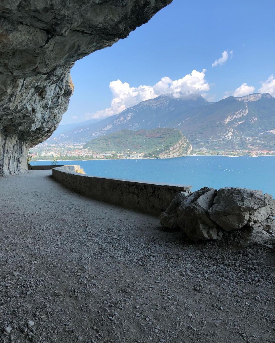 GardaOutdoors's tweet photo. Per la sua unicità sia naturalistica che storica, il #Ponale è uno dei più belli e conosciuti sentieri europei. Trekking e MTB, a ridosso e dentro la montagna, con lo sguardo che spazia dall’acqua alla roccia.
https://t.co/QbXqadZ17U https://t.co/5bKkR2RTV3
