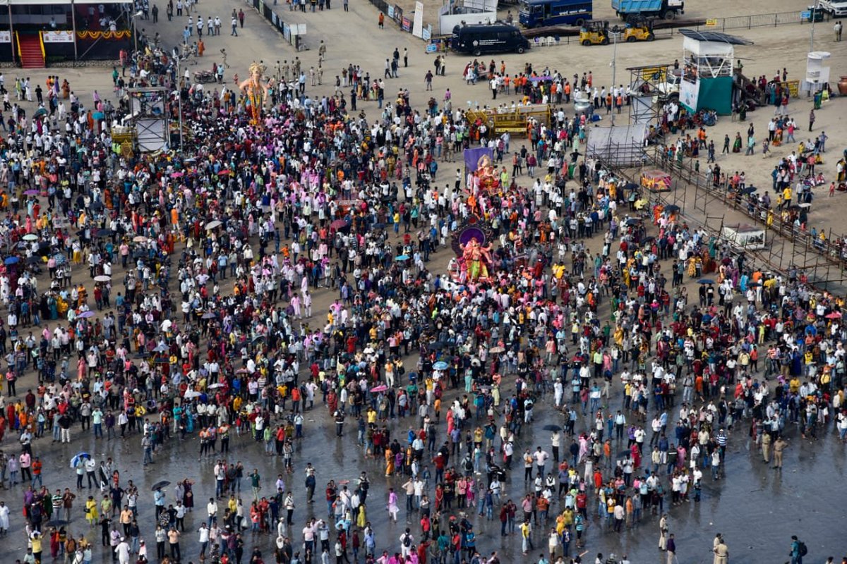 Maharashtra | A large crowd of people gathers to immerse Lord Ganesh's idol at Girgaum Chowpatty beach in Mumbai.  (ANI)

#GaneshChaturthi2022
