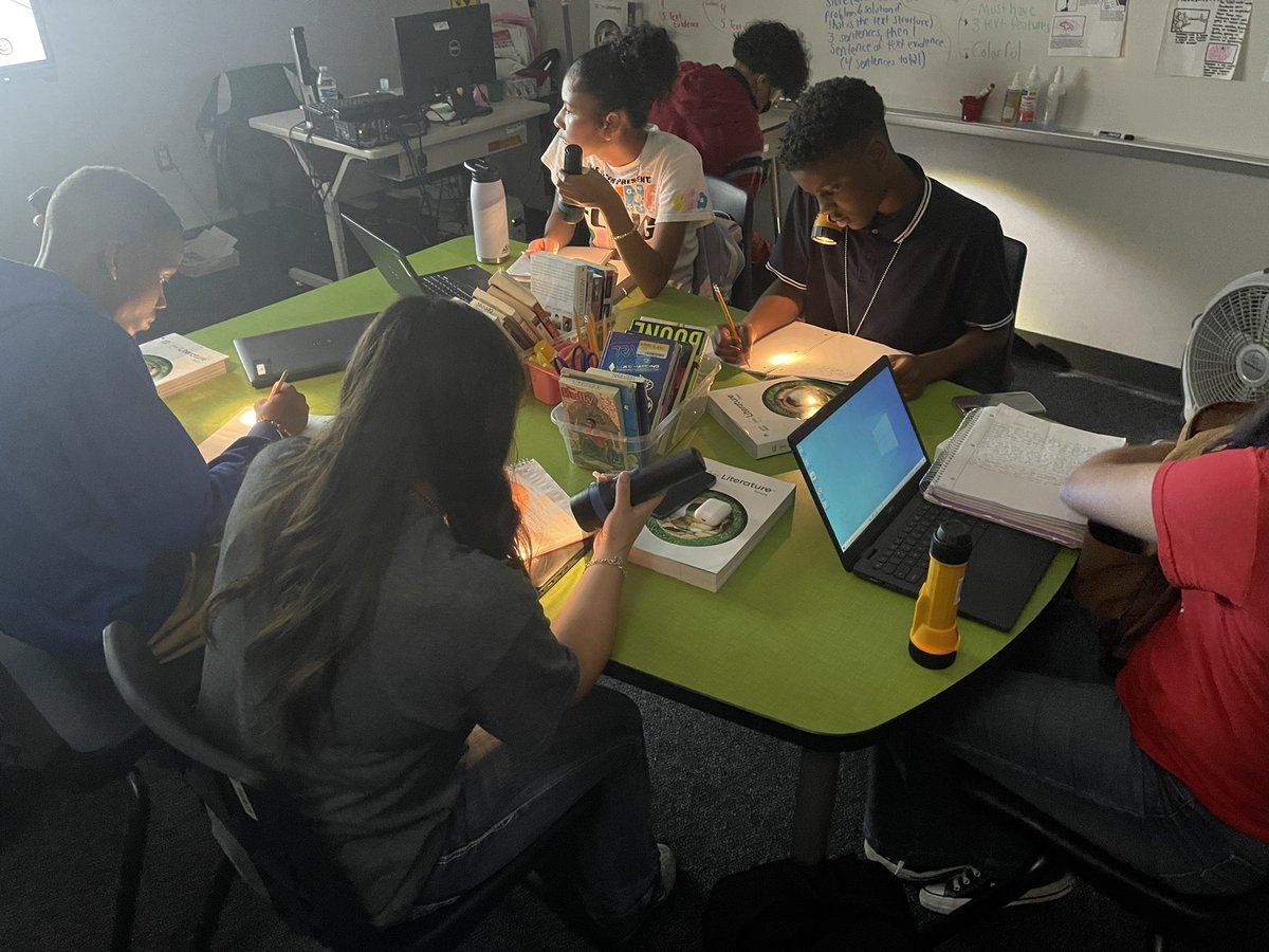 ProfessorTmart's tweet photo. Flashlight Friday where kids use flashlights as their source of electricity during the technology unit. They are seeing what it’s like to have no electricity. @OlleMightyOwls @CITGOiaOLLE https://t.co/qcw5aBSHyF