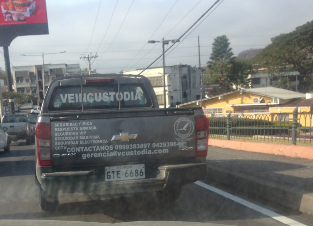MayiMrf's tweet photo. Que coraje pase hace unos minutos con este conductor parece ser q le regalaron la licencia , me rebasa por la derecha se pone adelante de mi vehículo y lo peor se me reía de lo q había hecho por qué se le llamó la atención al ver q le tome foto y lo grabe hasta me quiso chocar . https://t.co/vGEybxn1Ci
