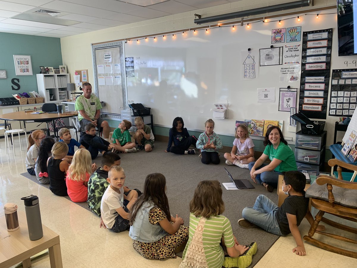 BSES_Eagles's tweet photo. Today, we had our first HOUSE COLOR meeting! Ss joined other house color members for a meet and greet and morning of fun! Ss were excited to see which other students AND staff members were part of their house! ❤️🧡💛💚💙💜 https://t.co/jCEbigkURl