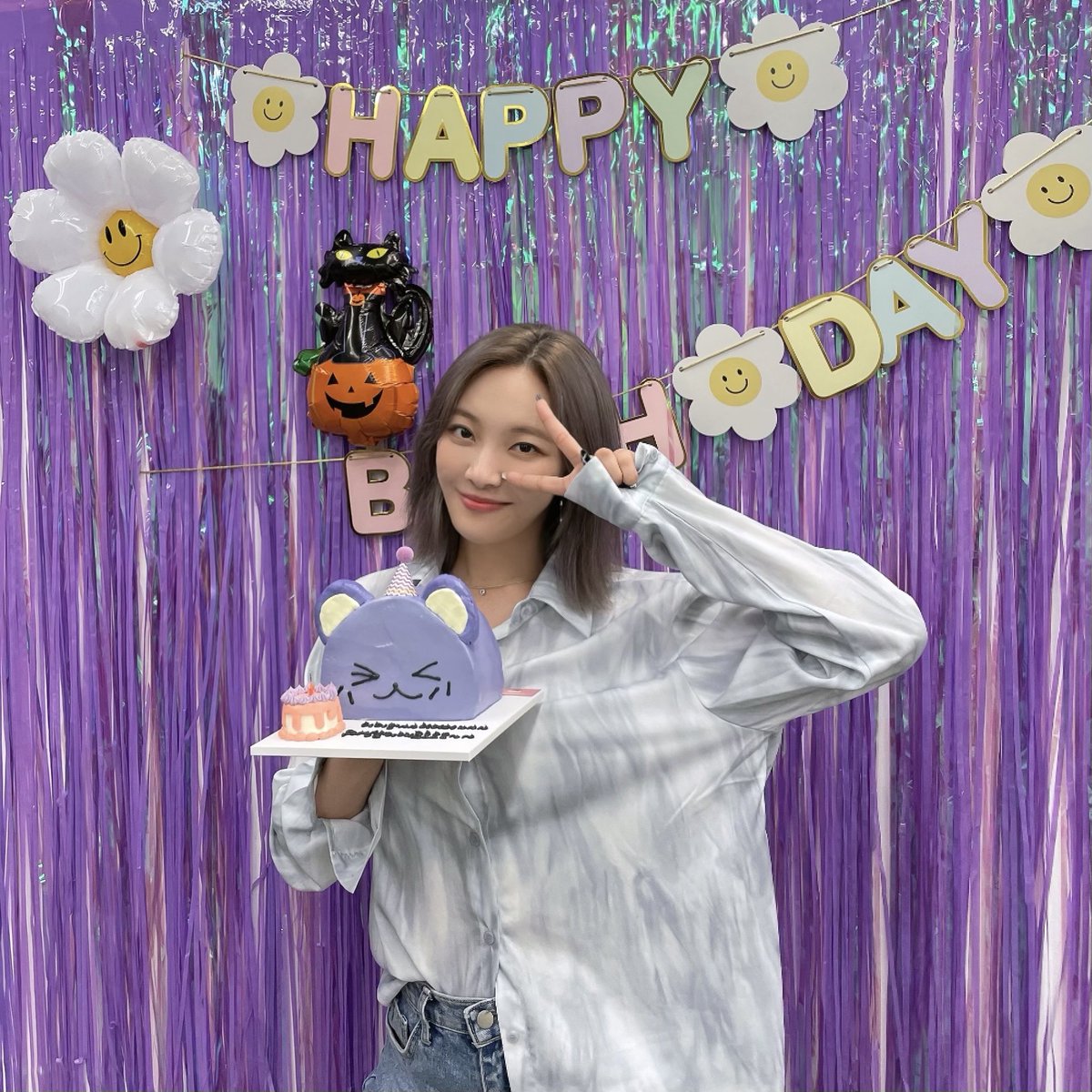 suafied's tweet photo. sua and her purple cakes 💜🫶🏻 https://t.co/hpmYfERsxh