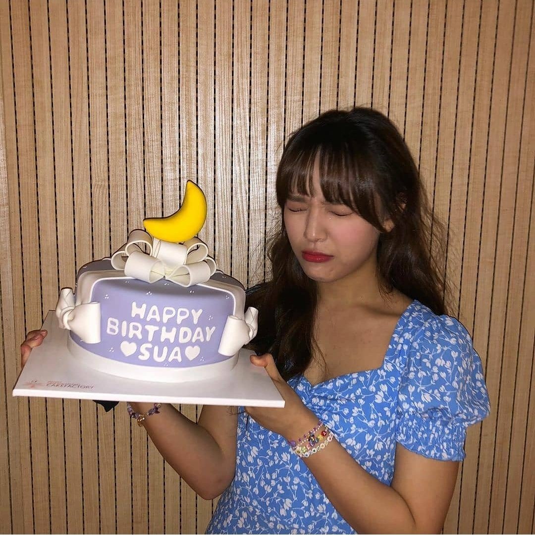 suafied's tweet photo. sua and her purple cakes 💜🫶🏻 https://t.co/hpmYfERsxh