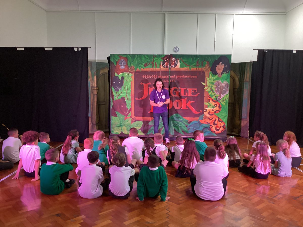 CaldiY5's tweet image. Year 5 are having a theatre workshop this afternoon #discoveringwhatispossible  @AETAcademies @CNicholson_Edu @CaldiPrimary @vianclark