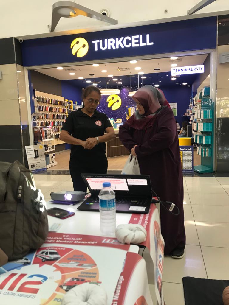 Dünya ilk yardım günü etkinlikleri çerçevesinde Star AVM 'de halka yönelik yapılan ilk yardım farkındalık çalışmalarımız ilgi gördü <a href="/meb_dhgm/">Destek Hizmetleri Genel Müdürlüğü</a> <a href="/OzilLevent/">Dr. Levent Özil🇹🇷🇹🇷🇹🇷</a> <a href="/ozkan_meb/">Özkan AVCI</a> <a href="/YalovaMem/">Yalova İl Millî Eğitim Müdürlüğü</a> <a href="/akmeseibrahim/">Halil İbrahim Akmeşe 🇹🇷</a>
