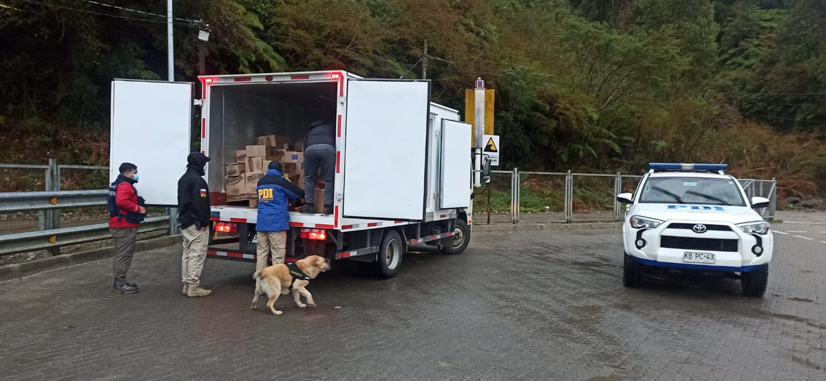 PDI_Aysen's tweet photo. Del mismo modo, hoy, realizaron otra fiscalización consultando a 18 personas, resultando denunciada una ciudadana extranjera por infringir la #LeyDeMigraciones al ingresar al territorio nacional por paso no habilitado.

#MigracionesPDI https://t.co/ireadLRKxm
