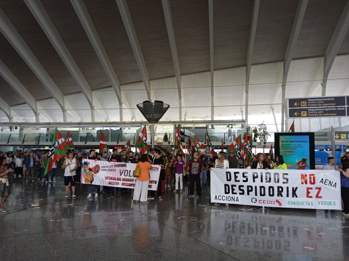 CCOOindustria's tweet photo. 🔴Gaur @CCOOindustria -ko kideok ere @ChaquetaVerdeBI eta @VoloteaEnLucha -ko langileei sostengua emateko Bilboko aireportuko elkartetaratzean parte hartu dugu!
✅Movilización y lucha frente a los despidos, ya sea en la Industria como en cualquier sector.
➡️Aurrera! https://t.co/zcfyl576VC