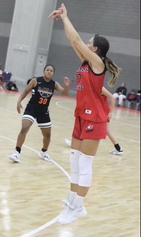 Happy Birthday to our freshman Ava Berg 🥳!! We’re so glad you joined our family and can’t wait for your first season 🏀. Hope you have an amazing day <a href="/avaberg35/">ava berg</a> !! 🦅❤️