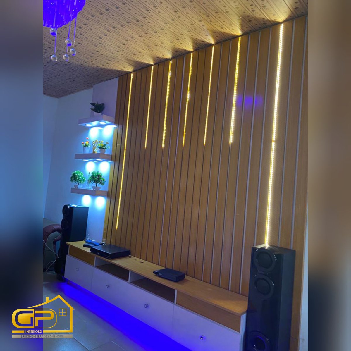 OthukeGodspowe3's tweet photo. #tvconsole #homedecor #QueenElizabeth #PrincessDiana #PrinceCharles #Queen #LondonBridge #interiors #KingCharles #ChampionsLeague #iPhone14Pro https://t.co/pD3M2VxL2l