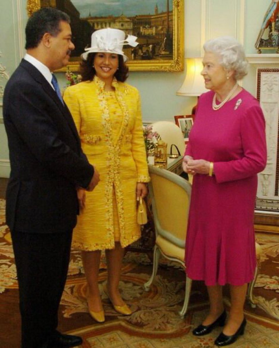 wjimenez02's tweet photo. Doña Isabel II y el Prest @LeonelFernandez en una visita oficial a la Reina @margaritacdf en su despacho  donde le expresaron palabras de gratitud y afecto. https://t.co/de8elZLmsD