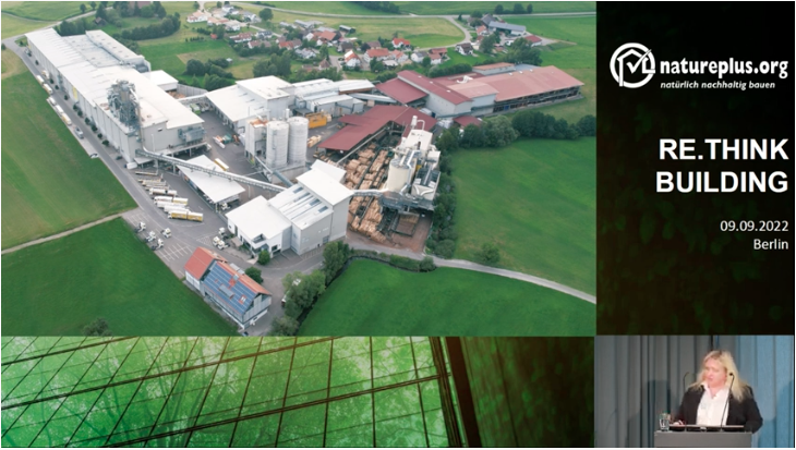 natureplus_eV's tweet photo. #natureplus #ReThinkBuilding - Forum 1 (DE) - Bianca Reuter von #BestWoodSchneider präsentiert die #nachhaltigen und von #natureplus zertifizierten #Holzbauelemente der Firma https://t.co/G9TuHXg2tc