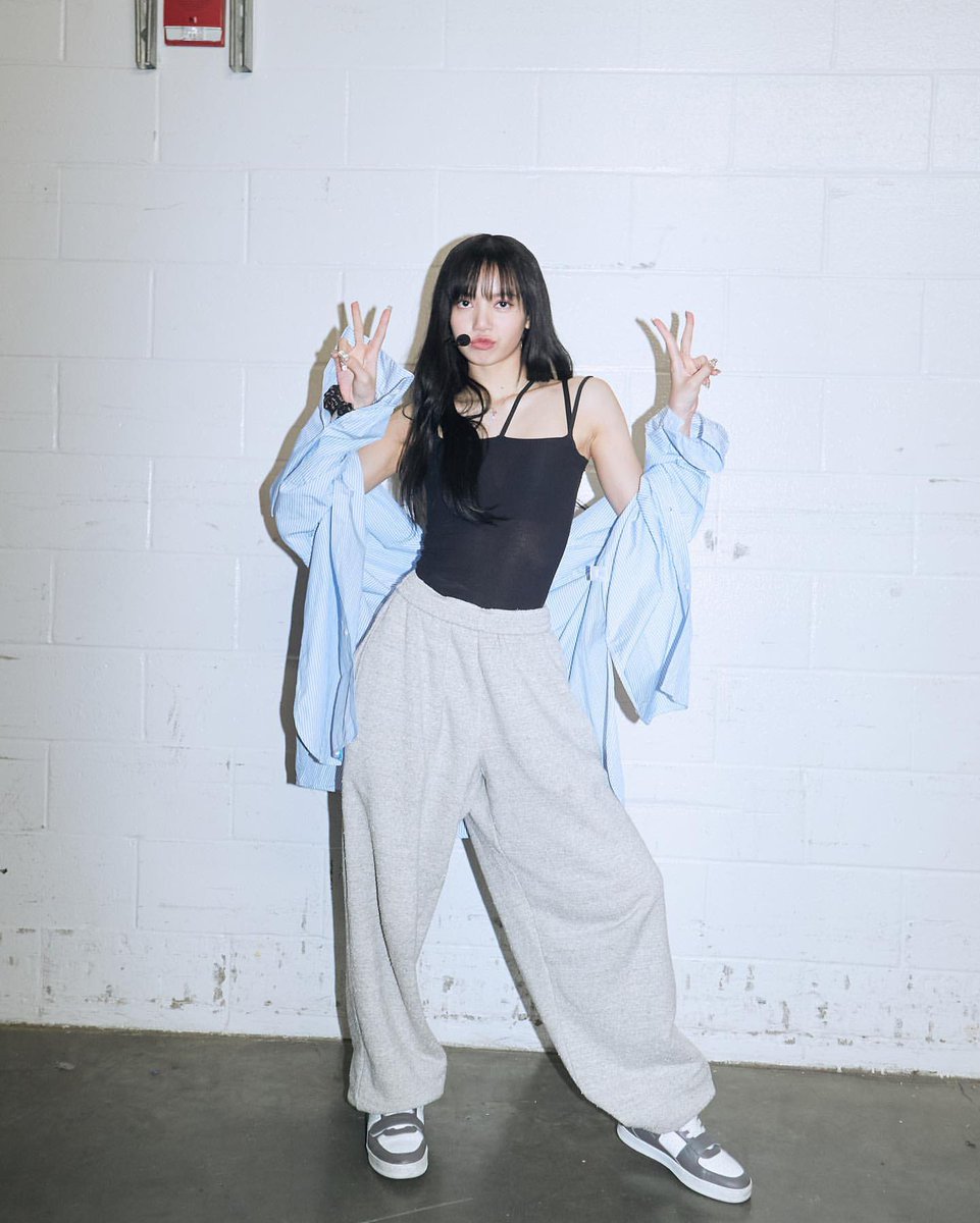 CloutNewsMedia's tweet photo. LISA is gorgeous in newly shared pictures via her instagram 💙

#lisa #lalisamanoban #lalisa #blackpink @blackpink #money https://t.co/1g2VW6hsXH