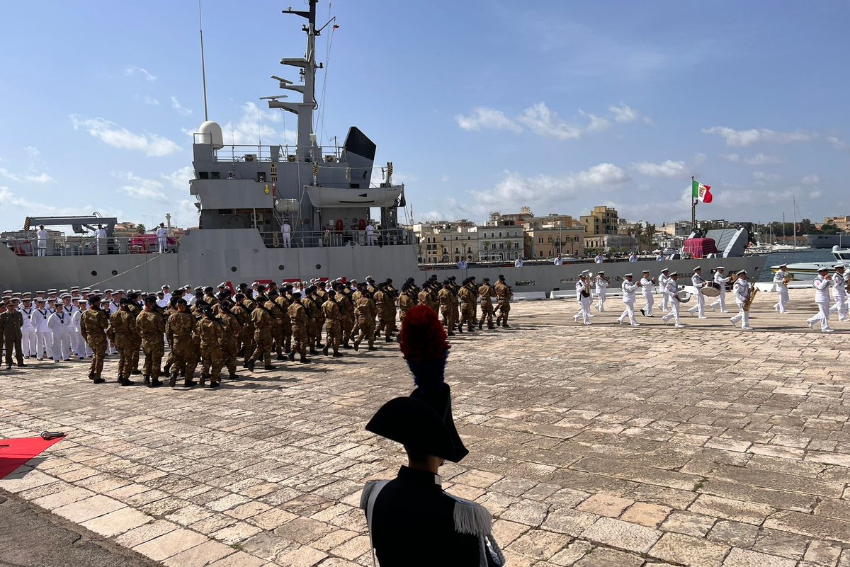 gianlucarizzo46's tweet photo. A Brindisi al monumento al "Marinaio d'Italia" per il doveroso ricordo nella "Giornata della memoria dei #marinai scomparsi in mare". A tutti i marinai un sentito #grazie per il servizio che svolgono per la nostra società e la nostra Nazione. @ItalianNavy https://t.co/DWtco3YxXU