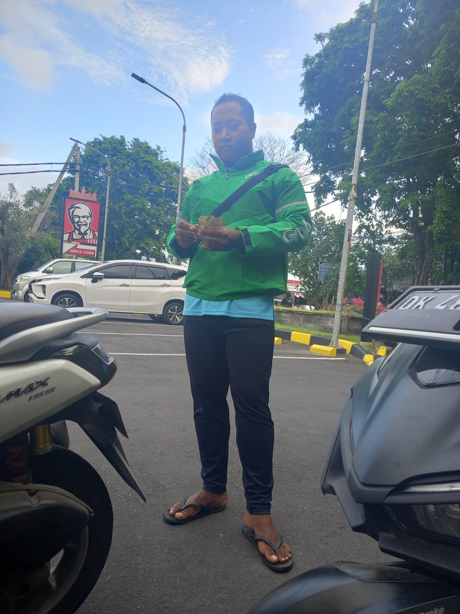 Maan luas tiga rebok rupiah , mancan meli kopi 😔😔😔
😑😑😑