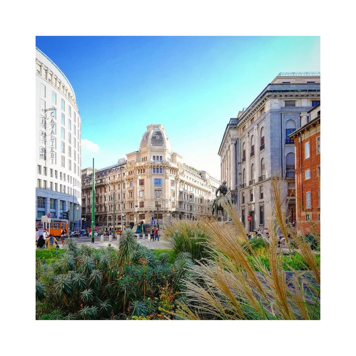 LilyBartWorld's tweet photo. Une journée ensoleillée à Milan est souvent synonyme de promenade en centre-ville pour Valentina, l'héroïne de 'Stella'. 🌈
#VendrediLecture #roman #romanceff #romance #gay #lgbt #feelgood #livre #queer #lesbienne https://t.co/k5r5c8zmlk