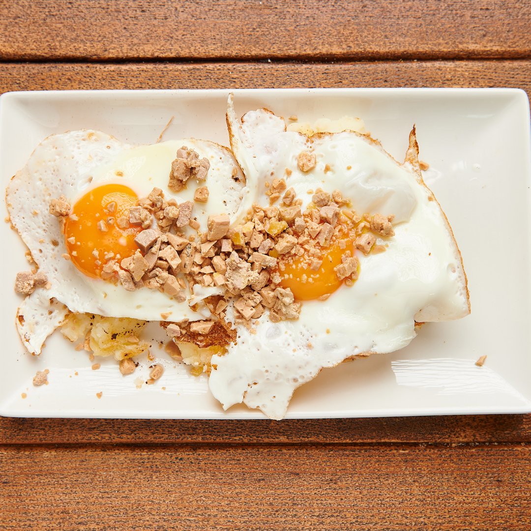 🥚🍟 Lo bien que combinan el huevo y la patata. 🤤 ¡Pero poco se comenta cómo de fantástico queda integrar virutas de foie y trufa!

#BilbaoLovers #FoodLovers #BilbaoFood #Gastronomía #FoodBilbao #Pintxos #Raciones #VeryBilbao #Tapas