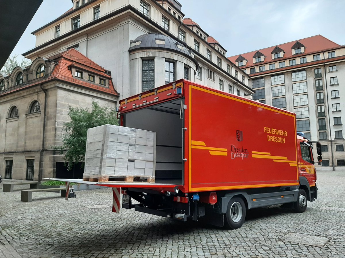 DGKSeV's tweet photo. Heute wurden letzte Paletten mit Spenden an Verpackungsmaterial für das #NetzwerkKulturgutschutzukraine verladen (via #notfallverbund Halle/Saale und #thw in Hilden). Die #Feuerwehr #Dresden unterstützte den #Notfallverbund Dresden mit der Logistikleistung bis Halle. Danke! https://t.co/OzEu2GzycJ