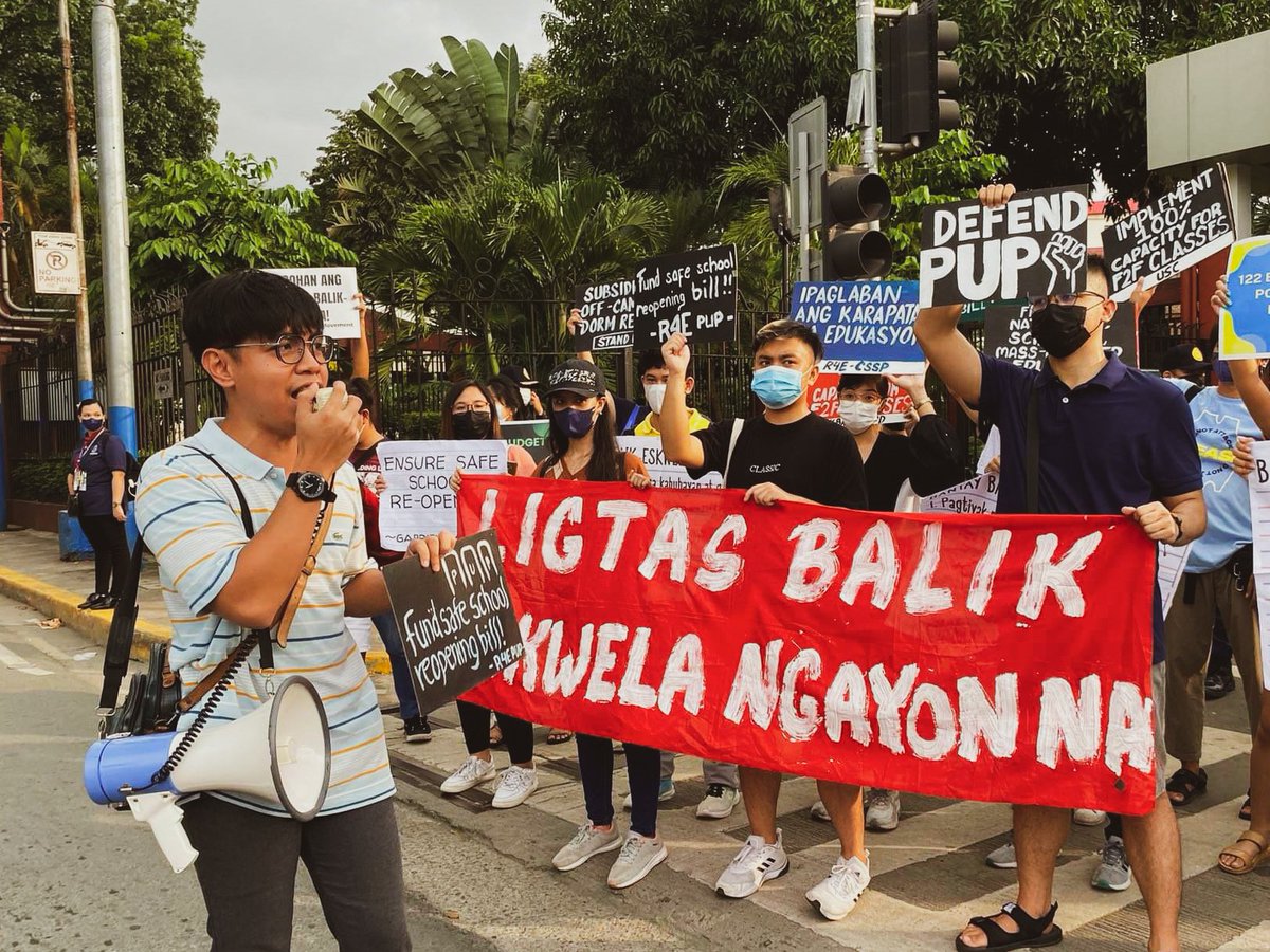 R4E_CSSP's tweet photo. TINGNAN: Nakiisa ang R4E-CSSP ngayong hapon sa pagkilos ng mga kabataan kasama ng ibang sektor sa tapat ng House of Representatives para kundenahin ang malakihang pagtapyas sa pondo ng edukasyon sa susunod na taon.

Kasabay ng mapayapang protesta ay dinumog ng mga 

1/n https://t.co/IzOrZNBMdy