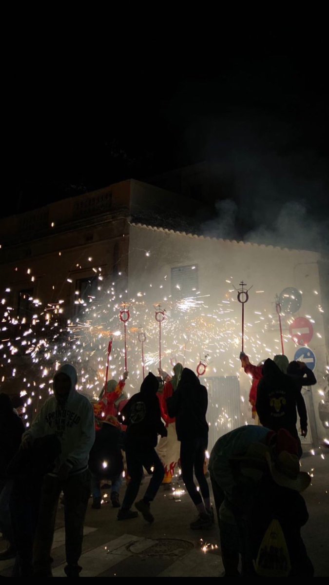 fomarians's tweet photo. AVUI, tornem! 22:30h a Viladecans @diablesdevila https://t.co/S7H39p5LBc