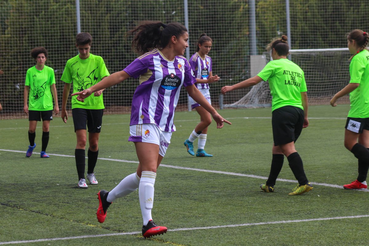 RVfemenino's tweet photo. 🎯💜 La felicidad compartida del primer gol con la blanquivioleta 

@sandraluengo1 

#pucela #RVSimancas https://t.co/WmzaPODKQA