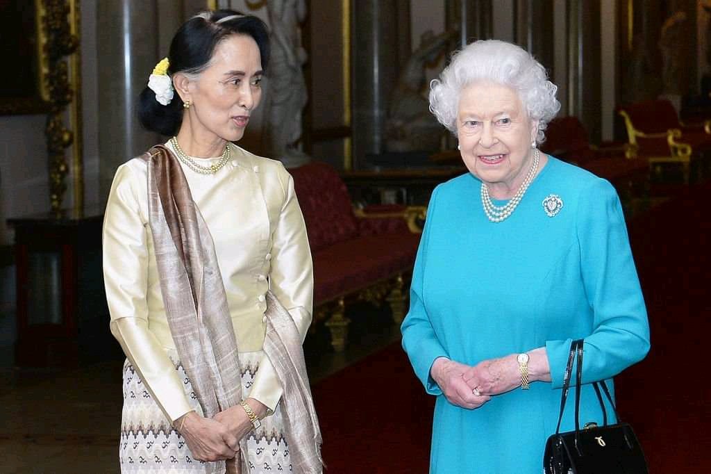 Images of the moment Queen Elizabeth and world leaders met

 2022 at the age of 96  These are the images of the moment Queen Elizabeth met with some world leaders when she visited Nat Village on September 8th.
 This includes Burma's public leader Daw Aung San Suu Kyi.
#Crd
