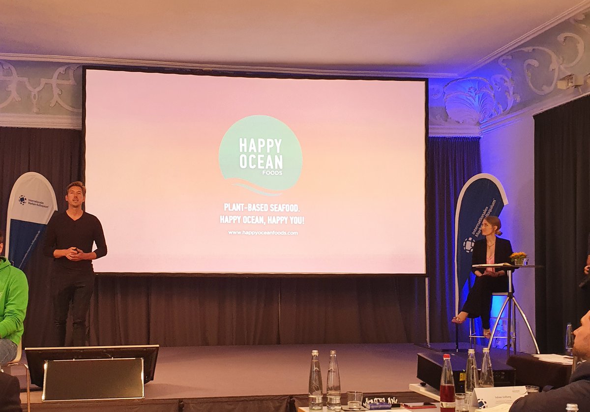 MKolloquium's tweet photo. #IMK2022 Scale-Up Session mit drei Startups: Lena Weirauch &amp; Felix Kraft, Gründer &amp; Geschäftsführer der ai-omatic solutions GmbH, Julian Hallet, Mitgründer &amp; Geschäftsführer der Happy Ocean Foods GmbH und Anne Baltes-Schlüter, Gründerin &amp; Geschäftsführerin von The Plant Box GmbH. https://t.co/YbgjahgCil