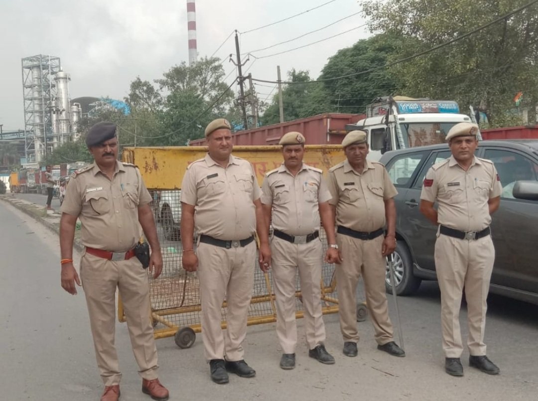 PoliceYnr's tweet photo. ADGP श्रीकांत जाधव के निर्देशनुसार जिला में वीरवार को 2 बजे से शाम 6 तक सीलिंग प्लान के तहत की गई नाकाबंदी। 36 नाकों व 10 चेकिंग पार्टियों ने 1780 संदिग्ध वाहनों की जांच की। 196 वाहनों के किए चालान व 15 इम्पाउंड किये।
@police_haryana 
@DGPHaryana 
@AmbalaIgp https://t.co/tYikMGEBO1
