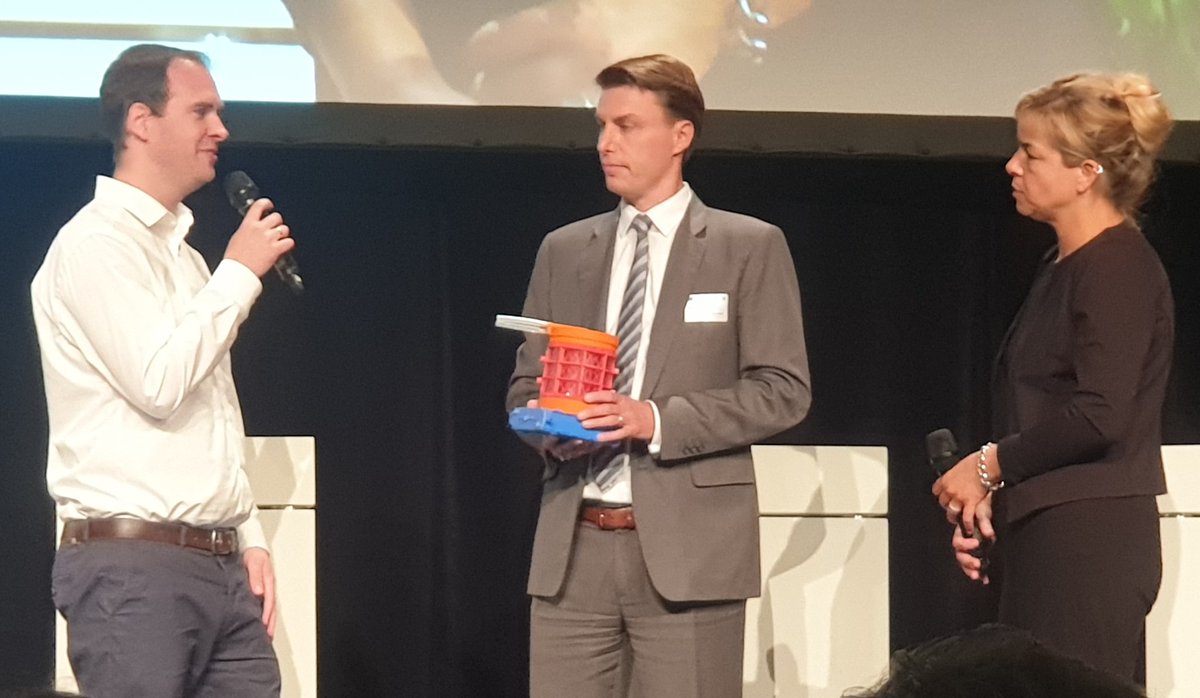 oekoprofit's tweet photo. @Peter_Jahns @MonaNeubaur @WirtschaftNRW @efre_nrw Und interessant, was in der vorhergehenden #efrenrw-Förderphase #NRW geleistet wurde mit einem neuartigen Zink-Luft-Akkumulator oder mit dem #monocab. Ministerin @MonaNeubaur fragt nach und ist angetan, was in kurzer Zeit entwickelt werden kann. @efre_nrw https://t.co/LvtZJmIkqC