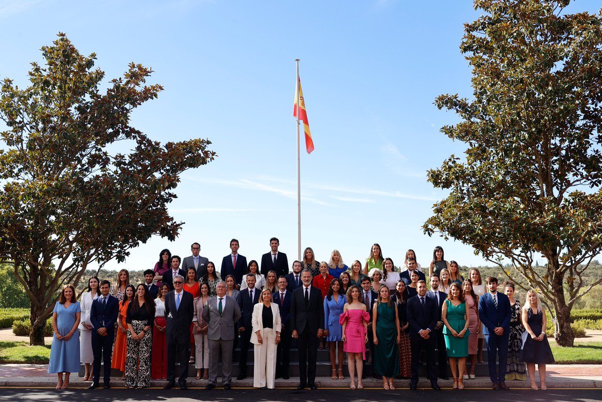 CasaReal's tweet photo. El Rey recibe, en el Palacio de la Zarzuela, a las tres últimas promociones del Cuerpo Superior de Letrados de la Administración de la Seguridad Social.

➡️https://t.co/aMf4vPVeMv https://t.co/qwxp3JPCIG