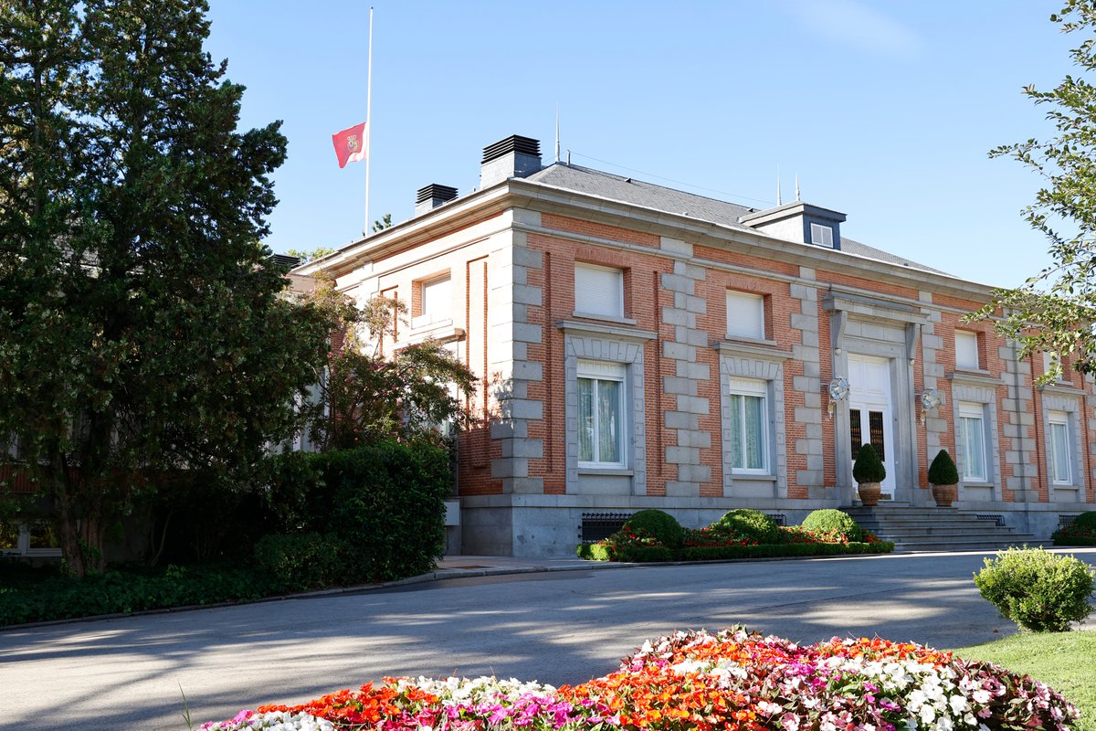 CasaReal's tweet photo. El Rey recibe, en el Palacio de la Zarzuela, a las tres últimas promociones del Cuerpo Superior de Letrados de la Administración de la Seguridad Social.

➡️https://t.co/aMf4vPVeMv https://t.co/qwxp3JPCIG