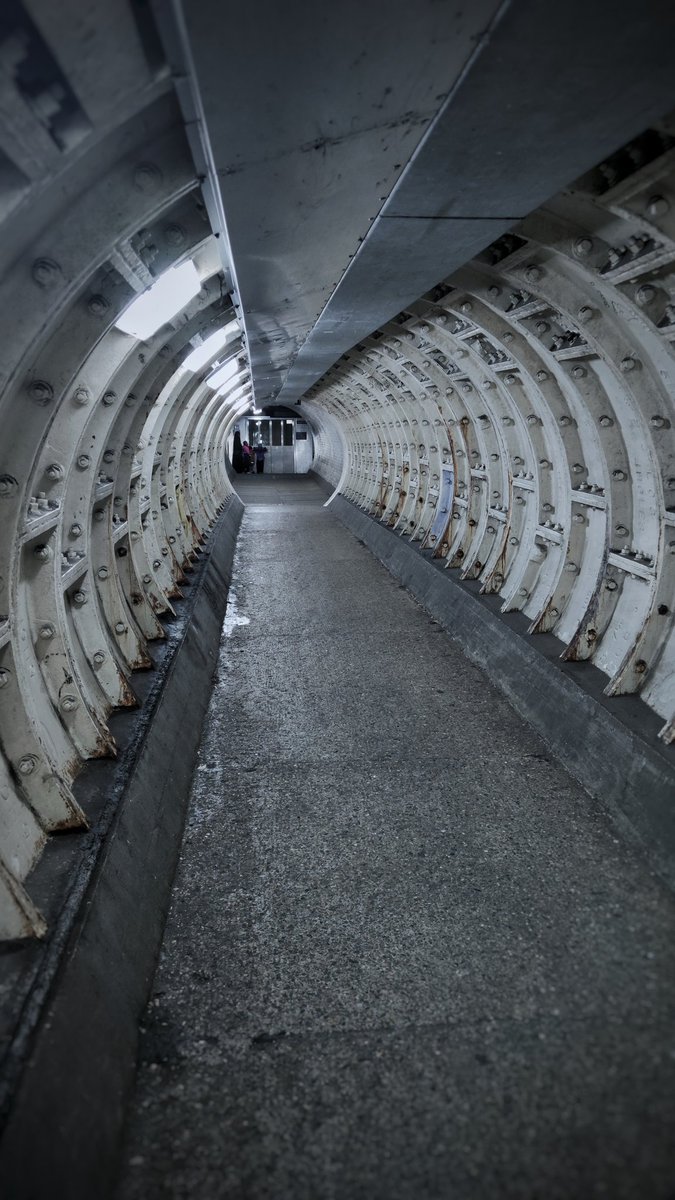 zzapback's tweet photo. Greenwich! Voor het eerst de foot tunnel genomen naar Isle of Dogs. Interesting. 📷
#London #photography #snapseed #smartphonesnaps #Greenwich https://t.co/otfS3LiZK9