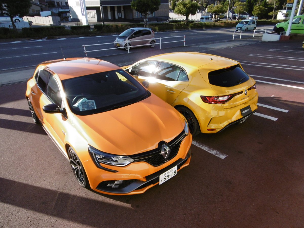 renault_okazaki's tweet photo. 【CAPTUR E-TECH HYBRID Debut Fair】今週末は全国統一展示会。来場記念品はカーグラE-ETCH特集記事抜粋版。読み応えある！
その他全車試乗車アリ。(土)だけメガーヌR.S.はしなやかサスのEDC、トロフィ6MTはルノー豊川です。毎週末大混雑しますので予約優先、当日空き時間は📞にてご確認下さい。 https://t.co/tnUned97u3