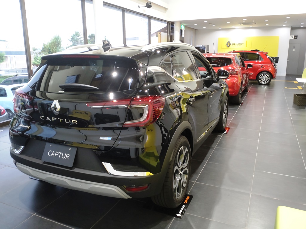renault_okazaki's tweet photo. 【CAPTUR E-TECH HYBRID Debut Fair】今週末は全国統一展示会。来場記念品はカーグラE-ETCH特集記事抜粋版。読み応えある！
その他全車試乗車アリ。(土)だけメガーヌR.S.はしなやかサスのEDC、トロフィ6MTはルノー豊川です。毎週末大混雑しますので予約優先、当日空き時間は📞にてご確認下さい。 https://t.co/tnUned97u3