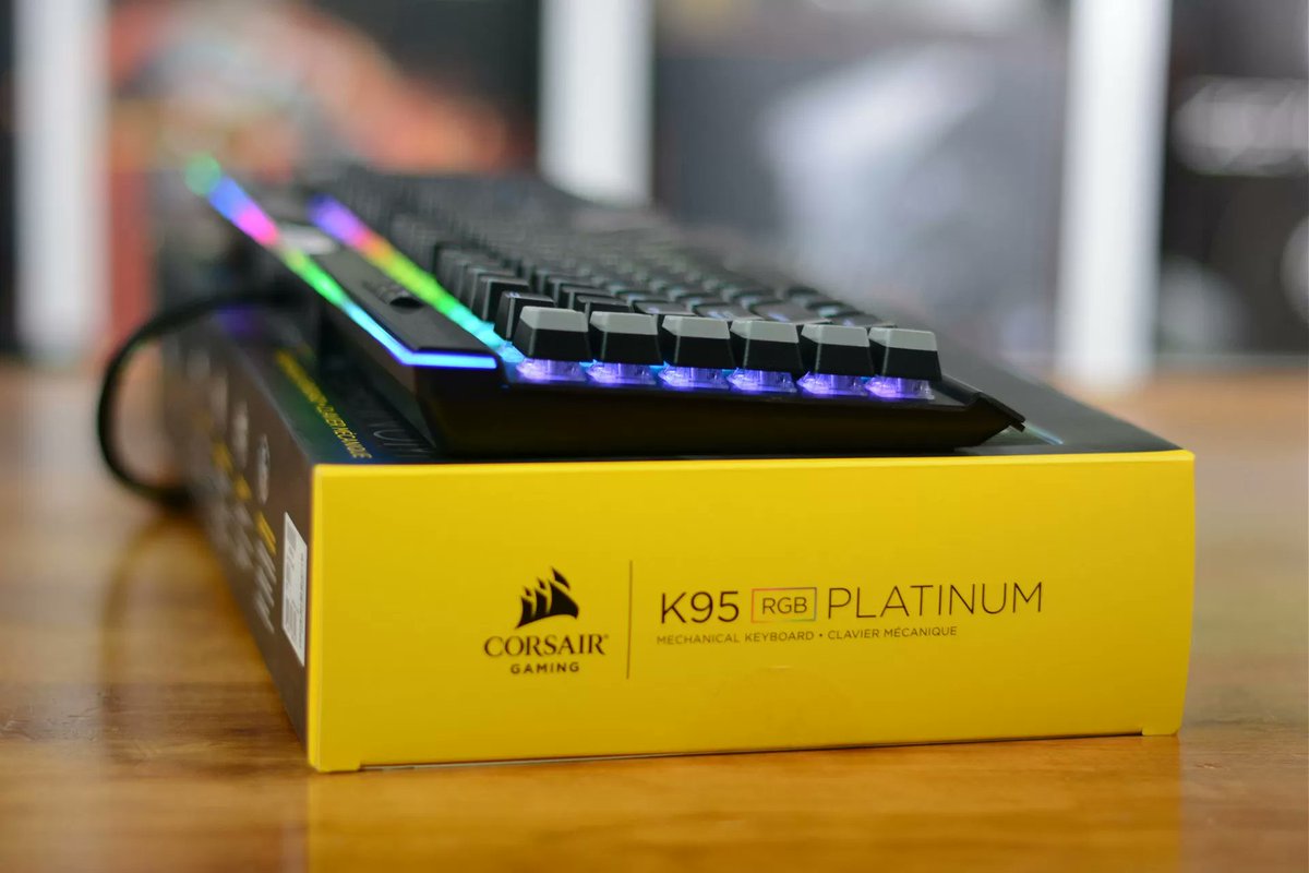 Skidohunter1's tweet photo. Hello la commu.
J'ai ce clavier #corsair que je n'utilise plus en stock alors au lieu de le vendre j'ai décidé de vous le faire gagner. (valeur 170 euros)
A 500 follows sur twitter on balance le #Giveaway sur le stream. 
Il est rempli de sel de sang et de larme.
@CORSAIRFRA https://t.co/kcYP08D8W6