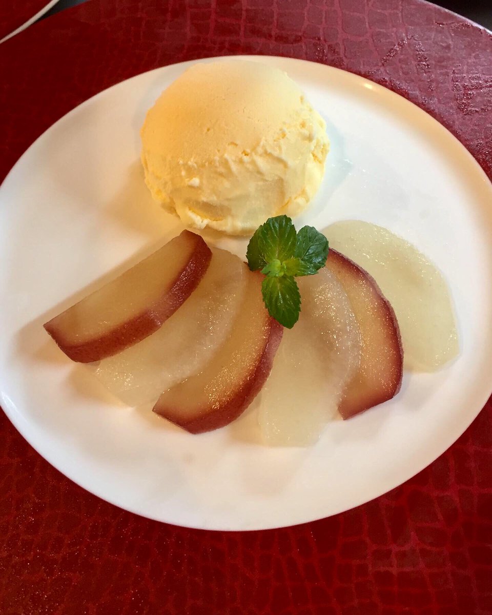 ichikawaoidon's tweet photo. ◆おいどんスイーツ◆
梨のコンポート・バニラアイス添え
市川産の梨を使って赤ワインと白ワインで二色のコン���ートに仕上げました。

#市川おいどん
#おいどん
#市川梨
#おいどんスイーツ
#市川真間 https://t.co/SX4HsB5CyB