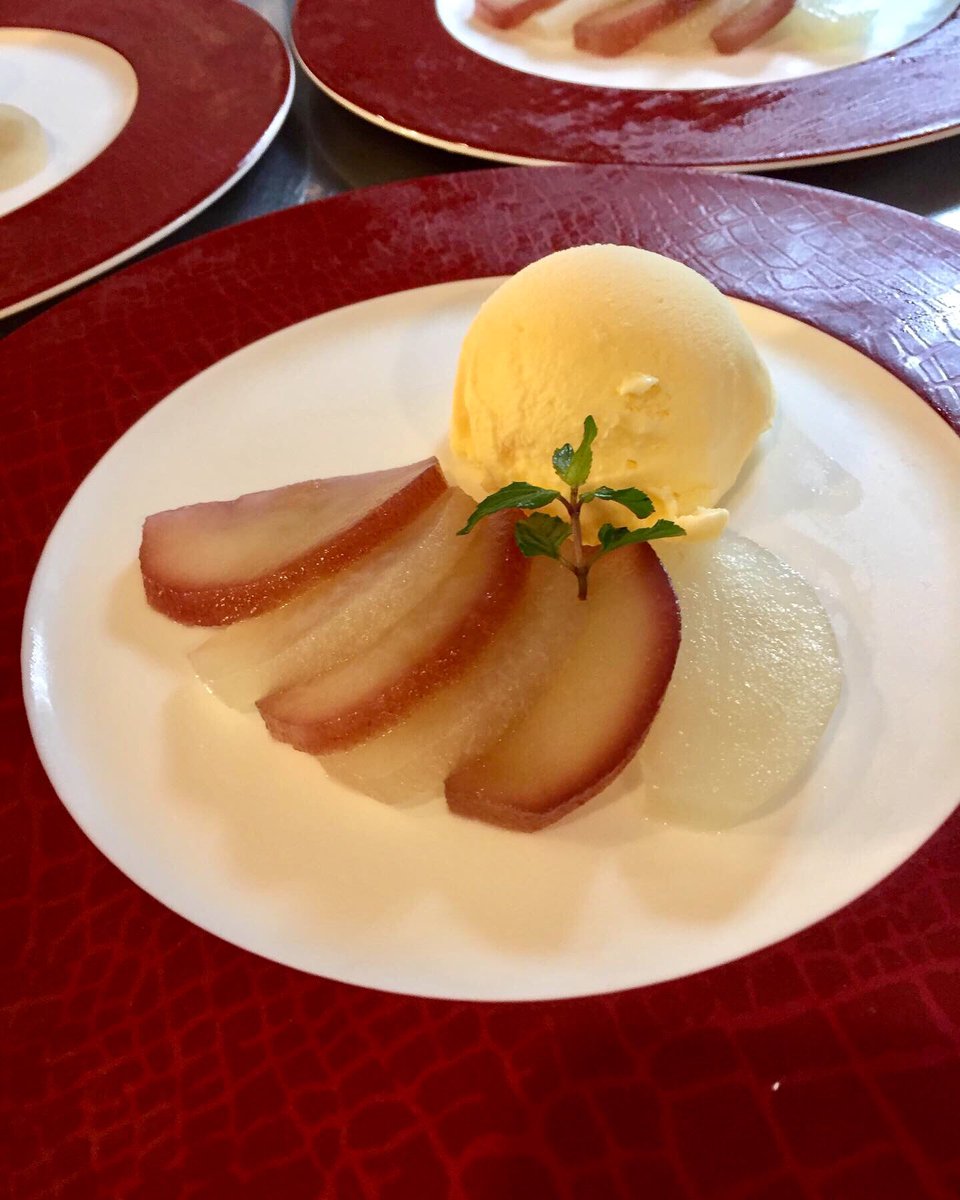 ichikawaoidon's tweet photo. ◆おいどんスイーツ◆
梨のコンポート・バニラアイス添え
市川産の梨を使って赤ワインと白ワインで二色のコン���ートに仕上げました。

#市川おいどん
#おいどん
#市川梨
#おいどんスイーツ
#市川真間 https://t.co/SX4HsB5CyB