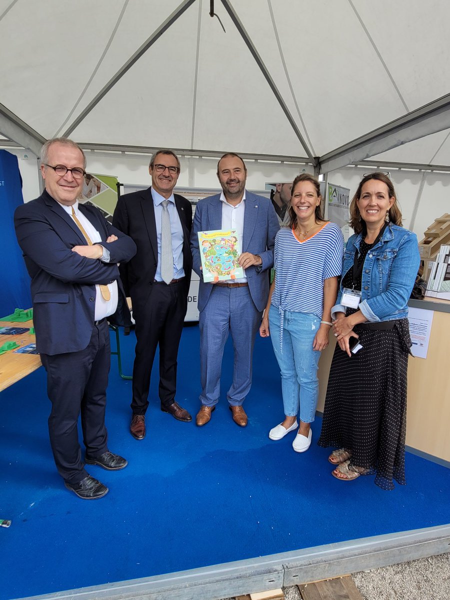 Échanges entre <a href="/ChristopheHuy/">Christophe Collignon</a> , ministre wallon du Logement, des pouvoirs locaux et de la ville et <a href="/GuillaumeGelle/">Guillaume GELLE</a> , visite du stand de l'<a href="/universitereims/">Université de Reims Champagne-Ardenne</a> <a href="/foiredechalons/">Foire de Châlons</a> et remise du livre sur la #bioéconomie du <a href="/CmqBioeco/">CMQ BioEco Academy</a>